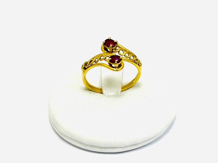 Ring - 18 kraat Gulguld -  0.75ct. tw. Rubin - Fremstillet i Italien