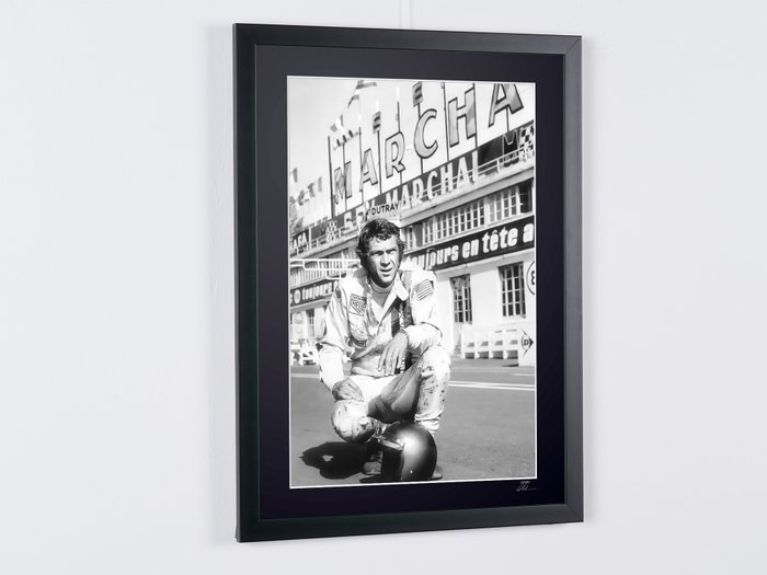 Le Mans 1971 - Steve Mc Queen as "Michael Delaney" - Porsche Driver - Photographie, Luxury Wooden Framed 70X50 cm - Limited Edition Nr 04 of 30 - Serial ID 20521 - Original Certificate (COA), Hologram Logo Editor and QR Code - 100% New items.