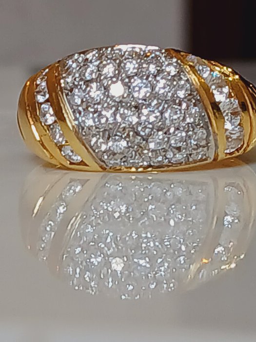 Ring - 18 kraat Gulguld -  0.88ct. tw. - Pave ring med 42 diamanter