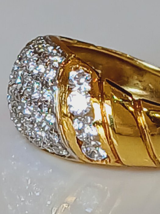 Ring - 18 kraat Gulguld -  0.88ct. tw. - Pave ring med 42 diamanter