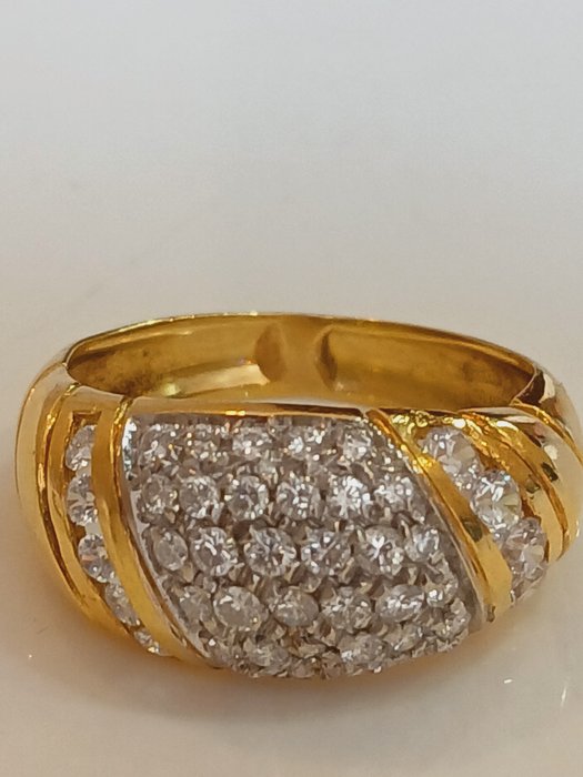 Ring - 18 kraat Gulguld -  0.88ct. tw. - Pave ring med 42 diamanter