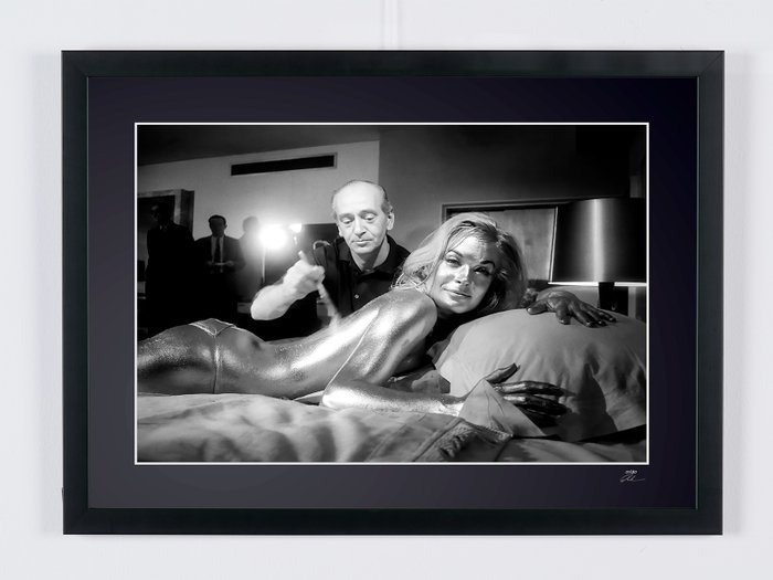 James Bond 007: Goldfinger, - Shirley Eaton as Jill Masterson on Set - Fine Art Photography - Luxury Wooden Framed 70X50 cm - Limited Edition Nr 02 of 30 - Serial ID 20003 - - Original Certificate (COA), Hologram Logo Editor and QR Code