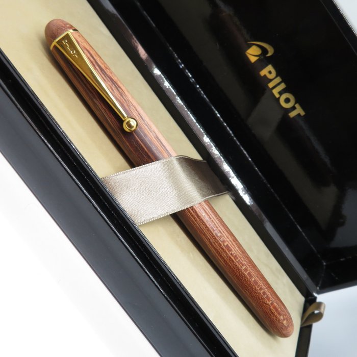 Pilot - Custom Kaede (Maple Wood) - 14K gold #10 nib (F) - Fyldepen