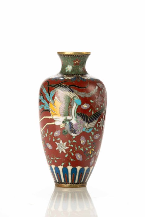 Vase - Emalje En cloisonnévase med mørkerød baggrund bearbejdet med polykrome emaljer der forestiller en føniks - Japan - Meiji-perioden (1868-1912)