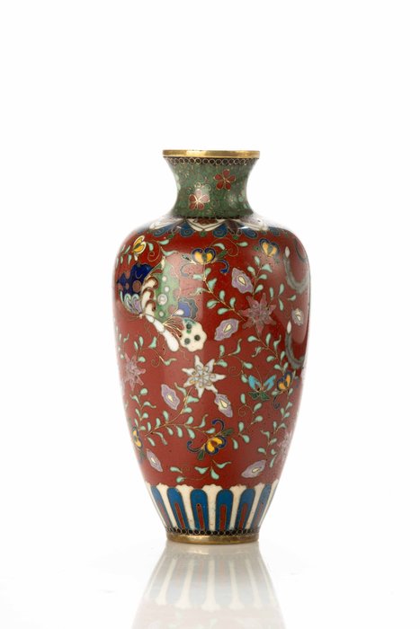 Vase - Emalje En cloisonnévase med mørkerød baggrund bearbejdet med polykrome emaljer der forestiller en føniks - Japan - Meiji-perioden (1868-1912)