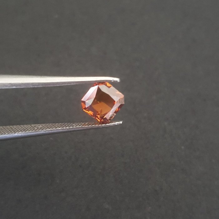 1 pcs Diamant - 0.70 ct - Square Radiant - Fancy Deep Yellowish Brownish Orange - I1