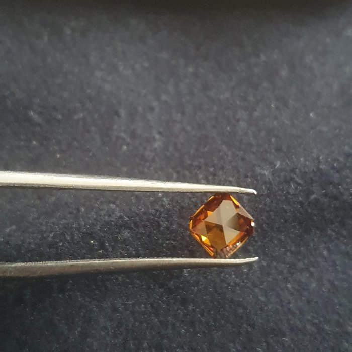 1 pcs Diamant - 0.70 ct - Square Radiant - Fancy Deep Yellowish Brownish Orange - I1