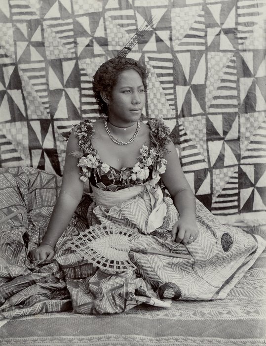 Anonyme - "Svenga Taupou (jeune fille du village) de Vialisma, Samoa", rare cliché anthropologique,...