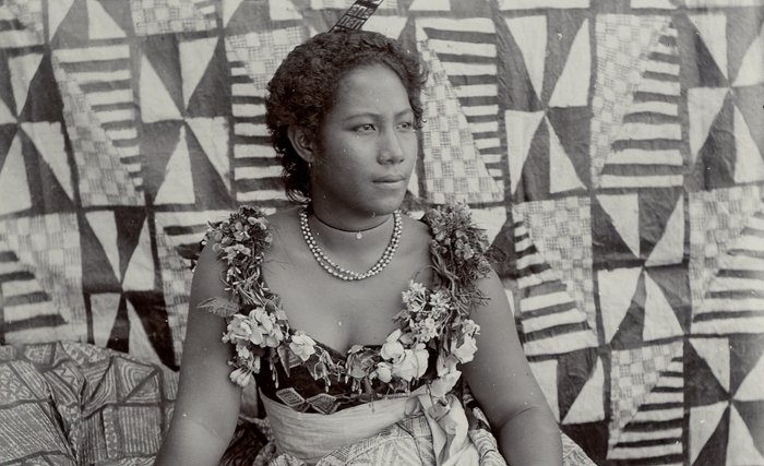 Anonyme - "Svenga Taupou (jeune fille du village) de Vialisma, Samoa", rare cliché anthropologique,...