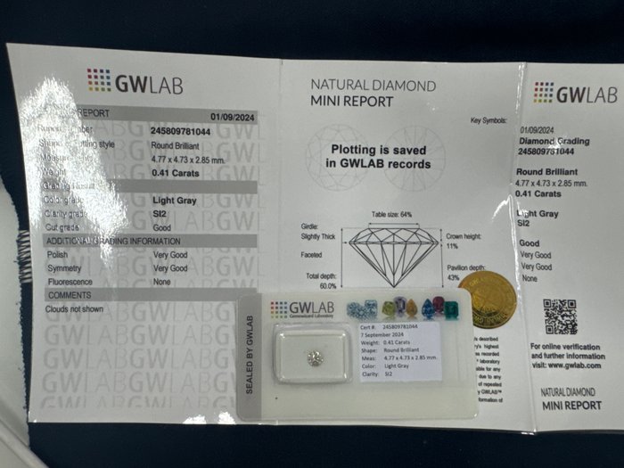 Ingen mindstepris - 1 pcs Diamant  (Naturfarvet)  - 041 ct - Rund - Light Grå - SI2 - Gemewizard Gemological Laboratory (GWLab)