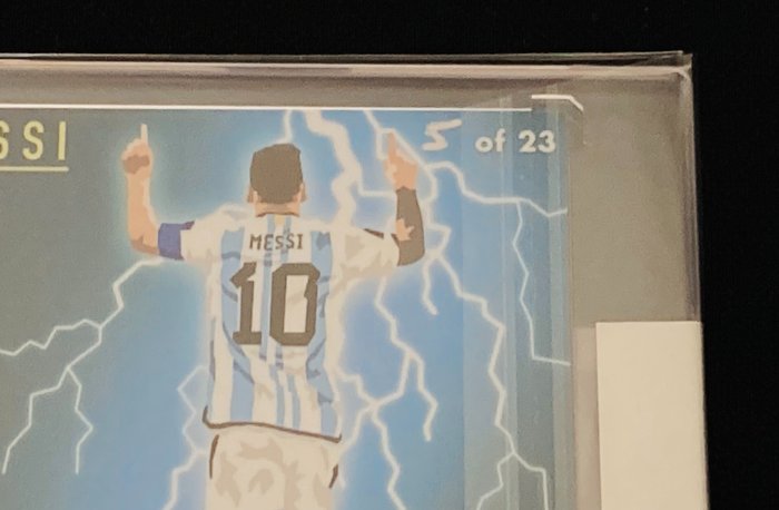 2023 Custom Card Giovanni Pivetta - Lionel Messi Limited Edition /23 - Double Signed by The Artist - 1 Card - Næsten så god som ny (NM)