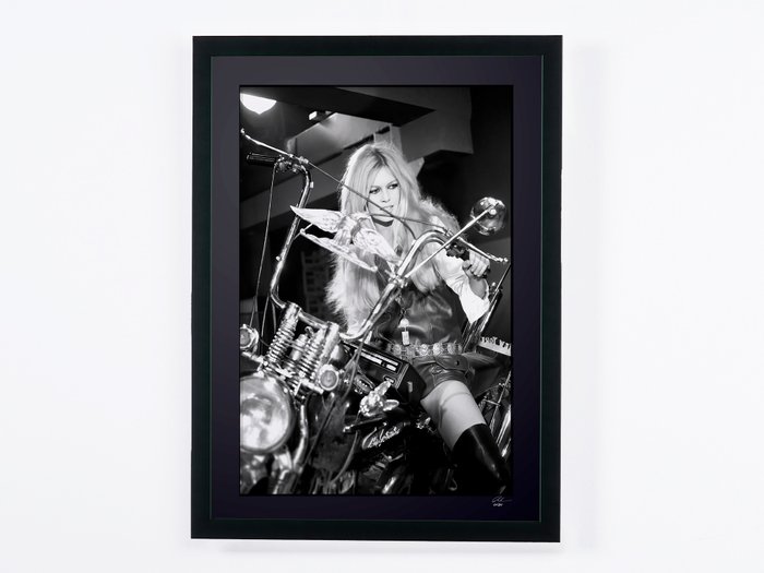 Brigitte Bardot - Harley-Davidson 1967 - Fine Art Photography - Luxury Wooden Framed 70X50 cm - Limited Edition Nr 0 of 30 - Serial ID 80033 - Original Certificate (COA), Hologram Logo Editor and QR Code - 100% New items.