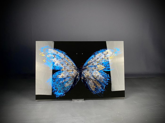 Mike Blackarts - Luxurious Blue  Gold Butterfly with diamonds