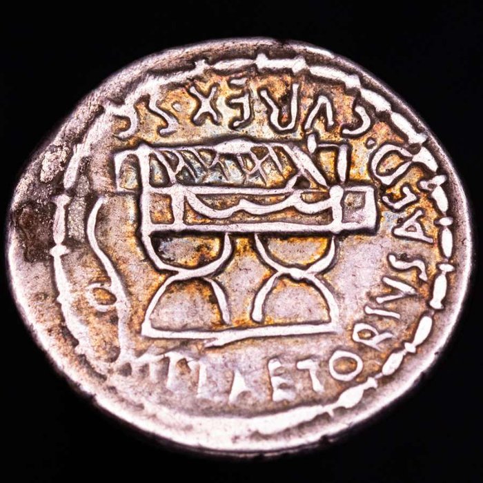 Romerska republiken. M. Plaetorius M.f. Cestianus, 67 f.Kr.. Denarius Rome mint. Curule chair; symbol (malleus) to left. M. PLAETORIVS. M.F. AED. CVR alrededor.