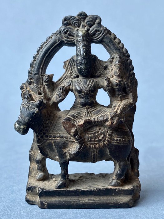 Gammel andagtsskulptur af Shiva og Parvati på den hellige tyr Nandi - Mergelsten udskåret og graveret i hånden - Indien - 17.-19. århundrede