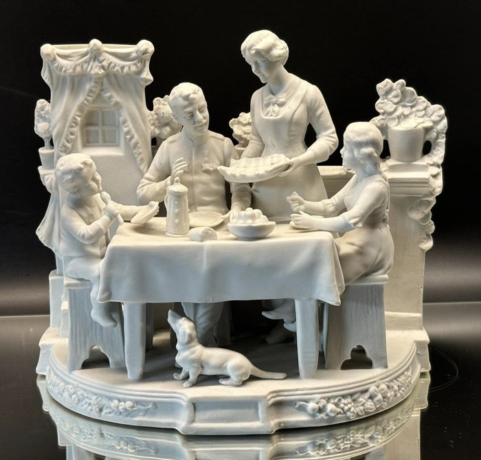 Statuette - Essen mit der Familie - Vater mit KUK Uniform - Ensemble mit Vase - Bisqueporcelæn