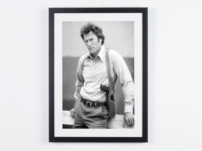 Magnum Force 1971 - Clint Eastwood « Insp. Harry Calahan » - Fine Art Photography - Luxury Wooden Framed 70X50 cm - Limited Edition Nr 02 of 30 - Serial ID 30450 - Original Certificate (COA), Hologram Logo Editor and QR Code - 100% New items.