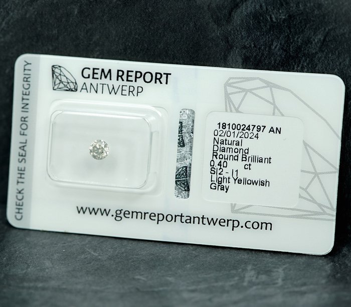 Ingen mindstepris - 1 pcs Diamant  (Naturfarvet)  - 0.40 ct - Light Gullig Grå - I1, SI2 - Gem Report Antwerp (GRA)