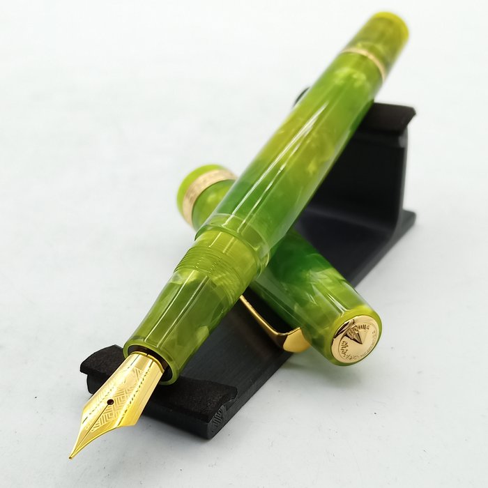 Armando Simoni Club - Studio - Green Grasshopper - Gold Trim - Fyldepen