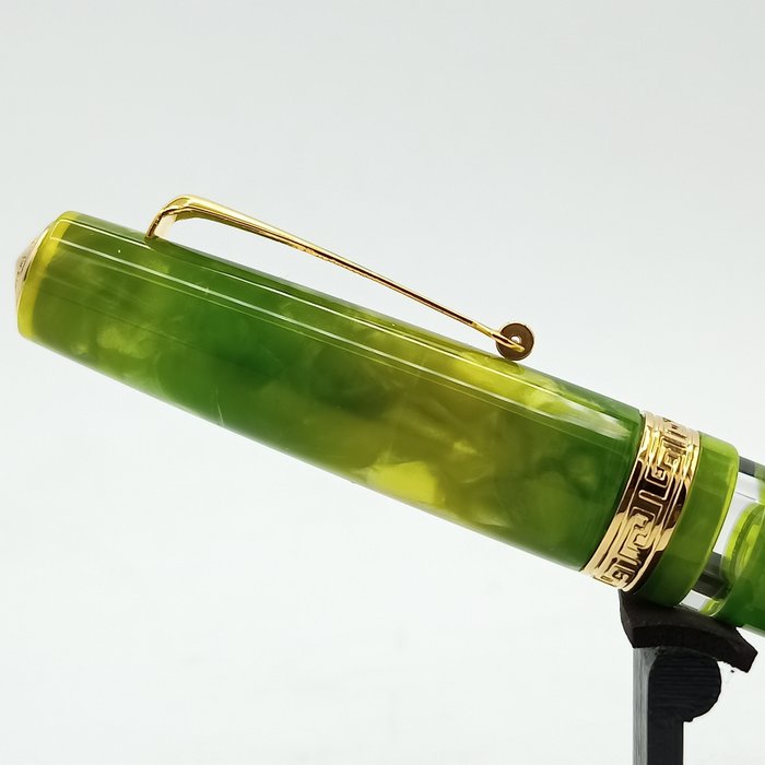 Armando Simoni Club - Studio - Green Grasshopper - Gold Trim - Fyldepen