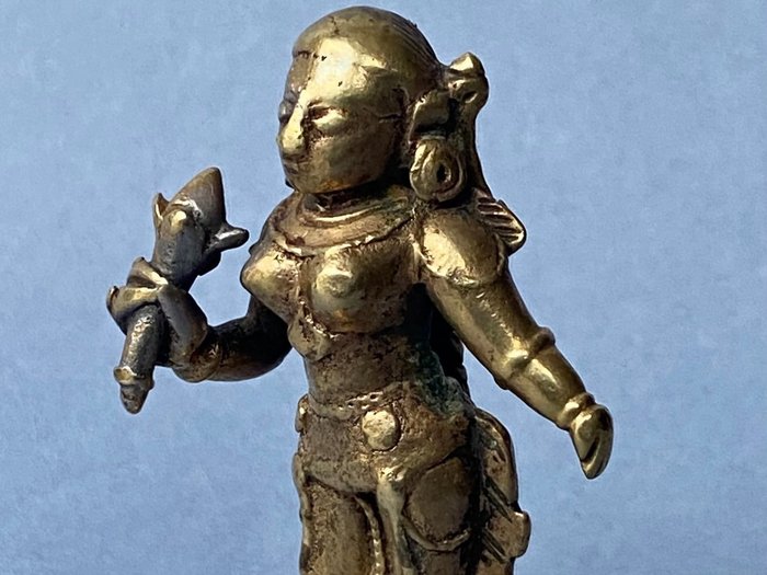 Shri Devi kvindelig guddom hvis betydning er "Hun der skinner" - 9 cm - Engangs voks bronze støbning - Indien - Moguldynastiet - III (1627-1857)