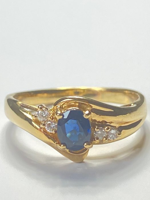 Ingen mindstepris - Ring - 18 kraat Gulguld Safir - Diamant