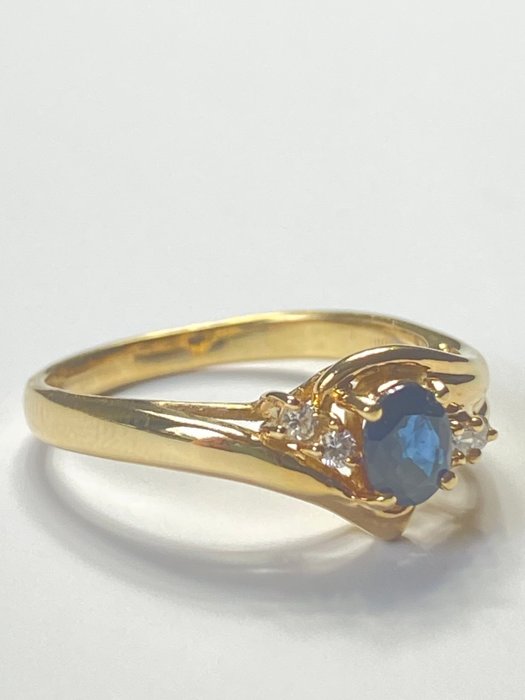 Ingen mindstepris - Ring - 18 kraat Gulguld Safir - Diamant