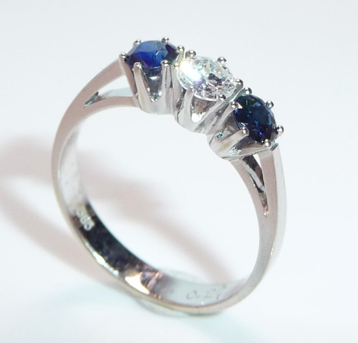 Ring - 14 karat Hvidguld -  0.71ct. tw. Diamant (Natur)  - Safir - Størrelse 55 kan ændres