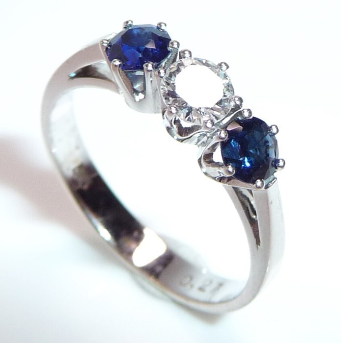 Ring - 14 karat Hvidguld -  0.71ct. tw. Diamant (Natur)  - Safir - Størrelse 55 kan ændres