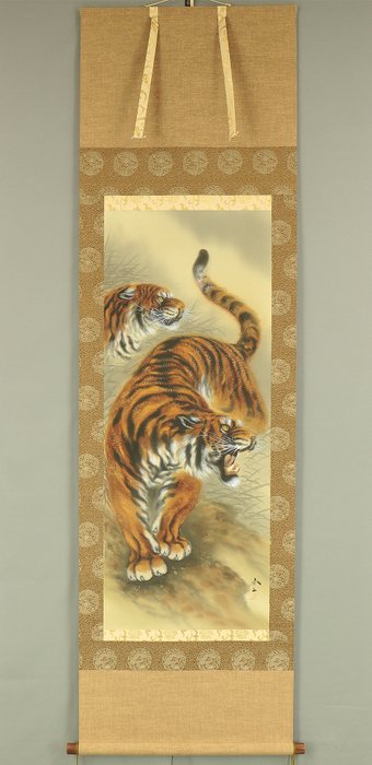 Fierce Roaring Tiger - Two Tigers with Original Box (Tomobako) - with signature and seal 'Shuji' 秀二 - Japan  (Ingen mindstepris)