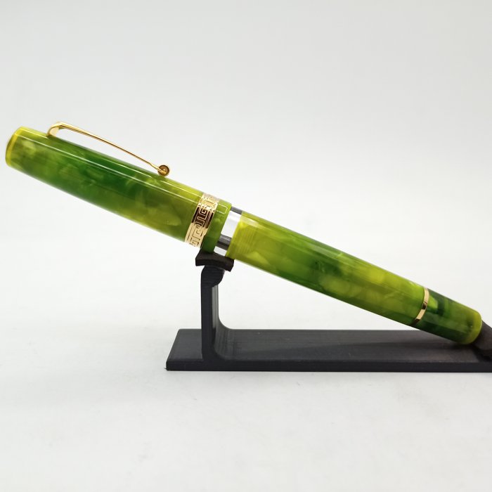 Armando Simoni Club - Studio - Green Grasshopper - Gold Trim - Fyldepen