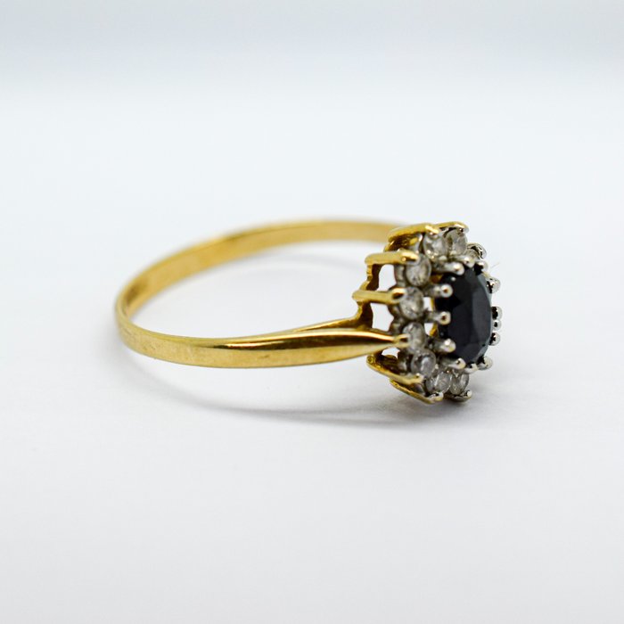 Ingen mindstepris - Ring - 9 kt. Gulguld -  0.60ct. tw. Safir - Blomster klynge halo ring