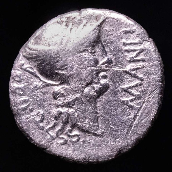 Romerska republiken. L. Manlius Torquatus for L. Cornelius Sulla Felix. Denarius Mint moving with Sulla, 82 B.C  Triumphator, crowned by flying Victory, in quadriga right, holding  (Ingen mindstepris)