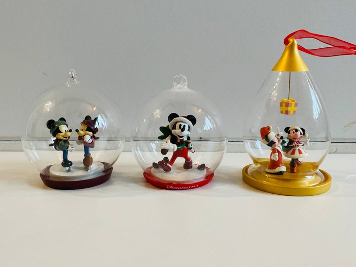 Walt Disney - Kerst Ornament (Figurine Holiday) - Mickey en Minnie Mouse kerst Ornamenten, inclusief show standaard - 12 Ornamenter