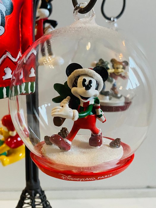 Walt Disney - Kerst Ornament (Figurine Holiday) - Mickey en Minnie Mouse kerst Ornamenten, inclusief show standaard - 12 Ornamenter