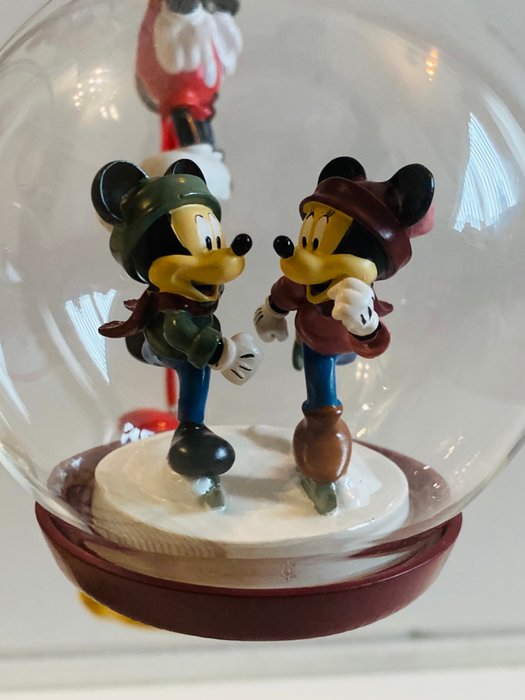 Walt Disney - Kerst Ornament (Figurine Holiday) - Mickey en Minnie Mouse kerst Ornamenten, inclusief show standaard - 12 Ornamenter