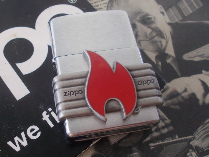 Zippo -zippo Emblem flame relief - Lighter - Enamel 2008 - Lighter - Bronze