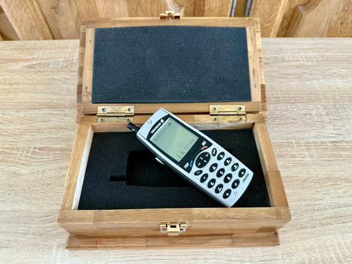 James Bond 007: Tomorrow Never Dies, Identical replica of the Sony Ericsson JB988 used by 007 in the film