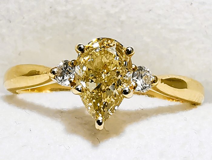 Ring - 18 kraat Gulguld, Fancy Yellow 0,90ct VVS2 IGI-IGE Diamant (Naturfarvet) - Diamant