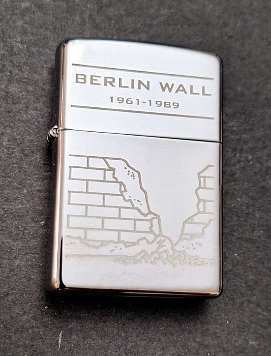 Zippo, Zippo Berlin Wall Año 2010 Mes Marzo - Lighter - Stål