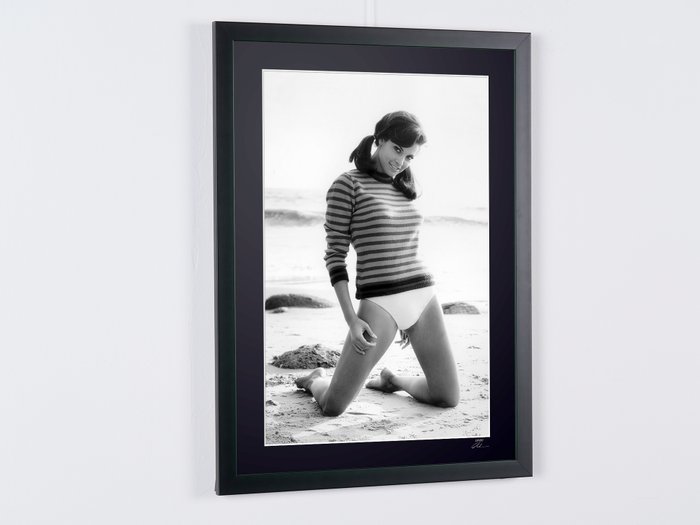 Raquel Welch (1965) - Fine Art Photography - Luxury Wooden Framed 70X50 cm - Limited Edition Nr 01 of 30 - Serial ID 16997 - Original Certificate (COA), Hologram Logo Editor and QR Code - 100% New items.