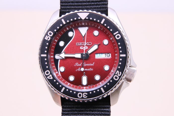 Seiko - Seiko 5 - SRPE83K1 | 4R36-08H0 | Brian May Limited Edition - Mænd - 2011-nu