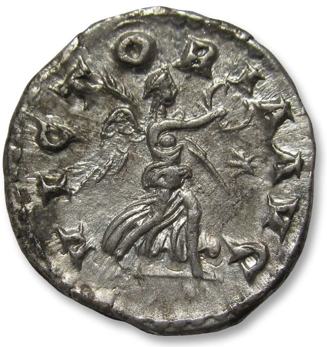 Romarriket. Severus Alexander (AD 222-235). Denarius Antioch mint circa 222 A.D. - VICTORIA AVG, Victory advancing right -