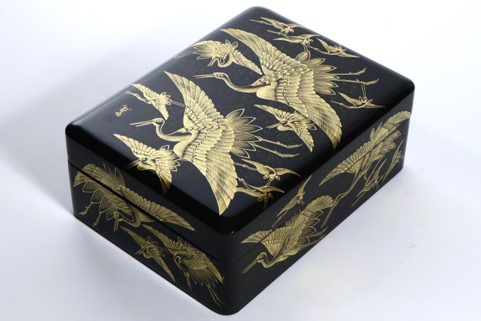 Gold Engraving of Flying Cranes Document Box by 松斎 with Original Wooden Box - Boks - Wajima lak - (Ingen reservationspris)