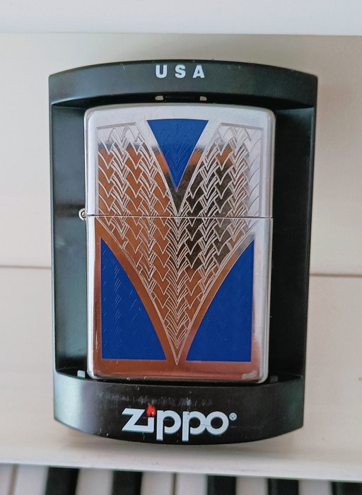 ZIPPO Deep V- Modelo muy raro. - Lighter - Messing