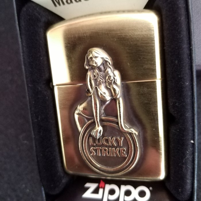 Zippo - Lucky Strike Pin-up Girl - armor case - golden brass - new - Lommelighter - Stål (rustfrit)