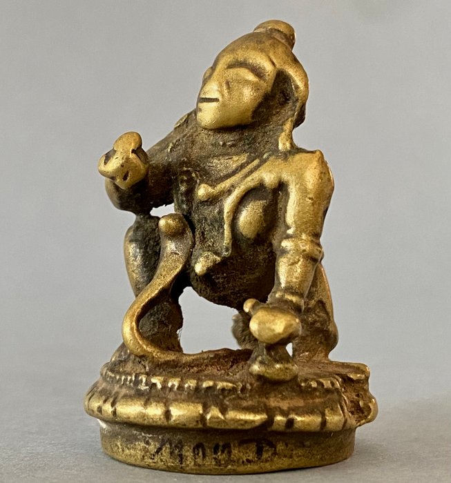 Andagtsskulptur af Krishna som et barn, der stjæler smør og "løber væk" fra sin adoptivmor Devaki - Engangs voks bronze støbning - Indien - Mogulriget (1526-1857)