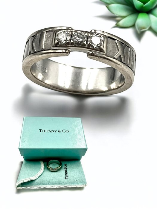 Tiffany  Co. - Ring - Atlas - 18 kraat Hvidguld -  0.18ct. tw. Diamant (Natur)  - 3 DIAMANTER