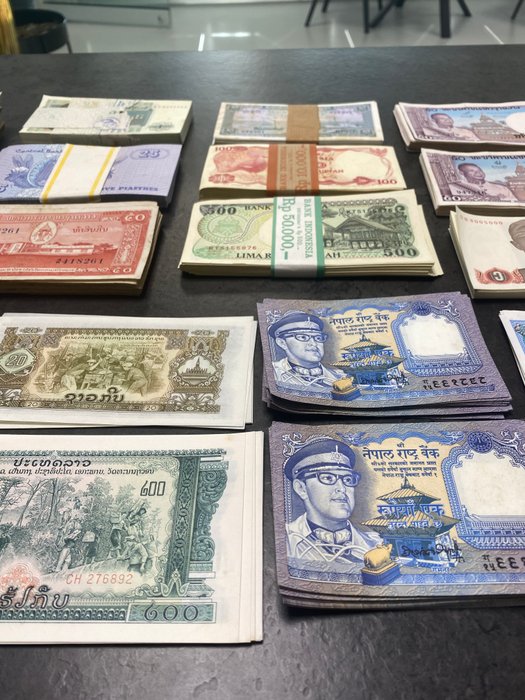 Verden. - 1175 Asian Banknotes. - various dates