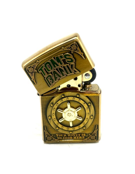 Zippo - Zippo Tom’s brass gold bank limited - Lommelighter - Emalje, Forsølvet, Messing, Træ